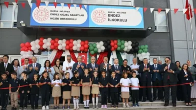 Bursa’da 2026-2027 eğitim-öğretim yılı, Heykel Meydanı’nda düzenlenen çelenk sunma töreninin