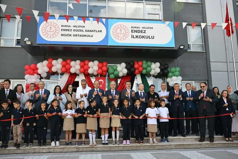 Bursa’da 2026-2027 eğitim-öğretim yılı, Heykel Meydanı’nda düzenlenen çelenk sunma töreninin
