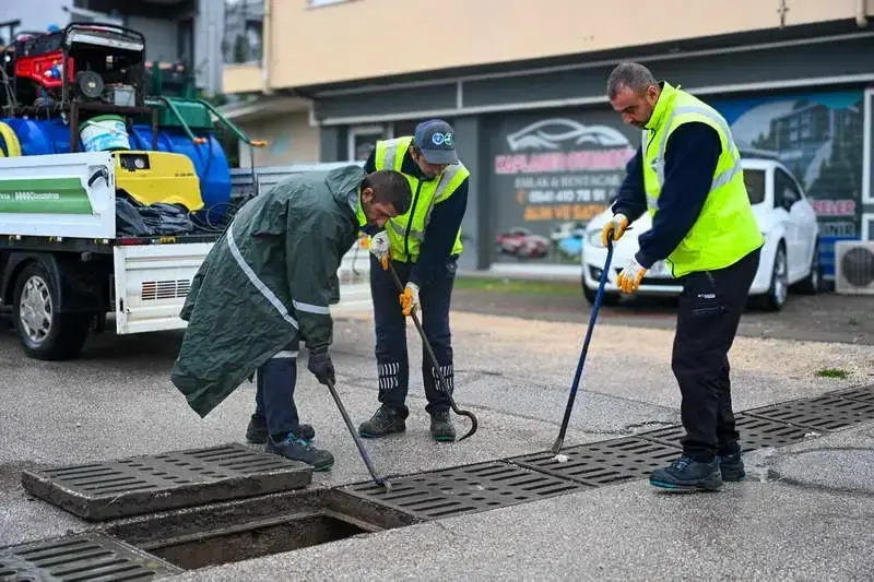 Bursa Büyükşehir Belediyesi, şehir genelinde etkili olan yoğun yağış ve