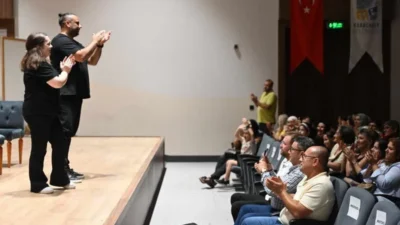 Karacabey Belediyesi Tiyatro Topluluğu’nun sahnelediği “Çok Tanıdık” adlı tek perdelik