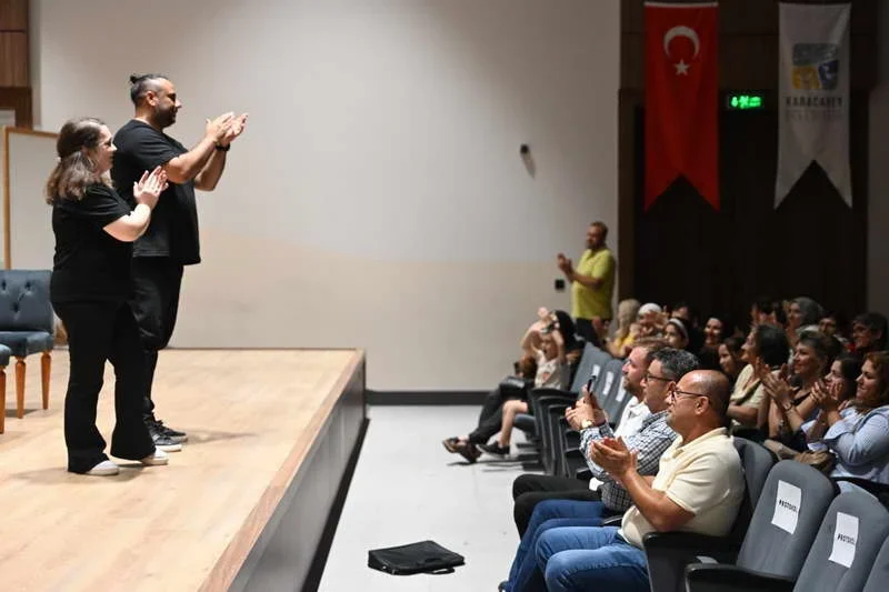 Karacabey Belediyesi Tiyatro Topluluğu’nun sahnelediği “Çok Tanıdık” adlı tek perdelik