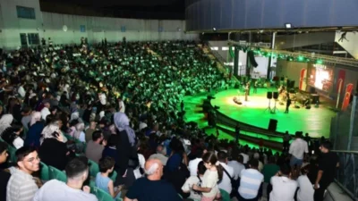 Kestel Belediyesi’nden Mustafa Özden Coşkusu: Amfi Tiyatro Doldu Taştı