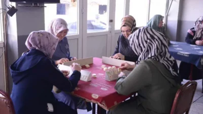 İnegöl’ün Dipsizgöl Mahallesi’nde yılda bir gün kadınların kamusal alanı devraldığı,