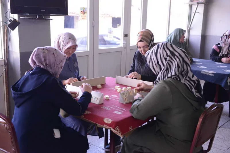 İnegöl’ün Dipsizgöl Mahallesi’nde yılda bir gün kadınların kamusal alanı devraldığı,