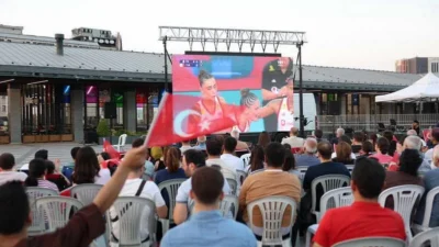 Osmangazi Belediyesi’nin Osmangazi Meydanı’na kurduğu dev ekranda Filenin Sultanları’nın Avrupa