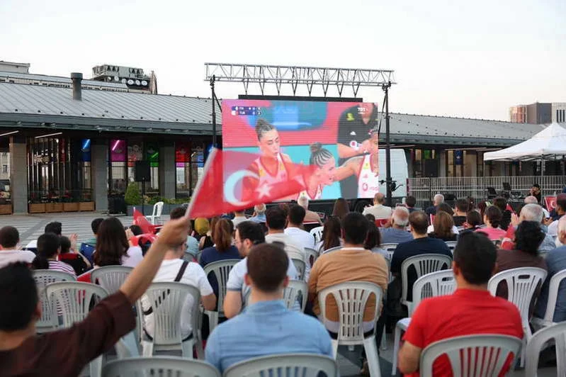 Osmangazi Belediyesi’nin Osmangazi Meydanı’na kurduğu dev ekranda Filenin Sultanları’nın Avrupa