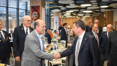 Osmangazi Belediye Başkanı Erkan Aydın, Gaziler Günü dolayısıyla düzenlenen kahvaltı