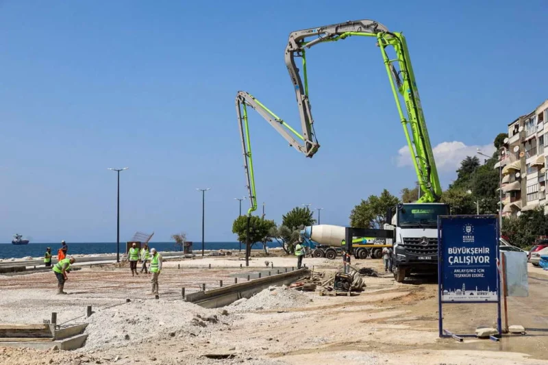 Bursa Büyükşehir Belediyesi, Gemlik ilçesi Manastır Sahil Yolu’nda yürüttüğü bakım,