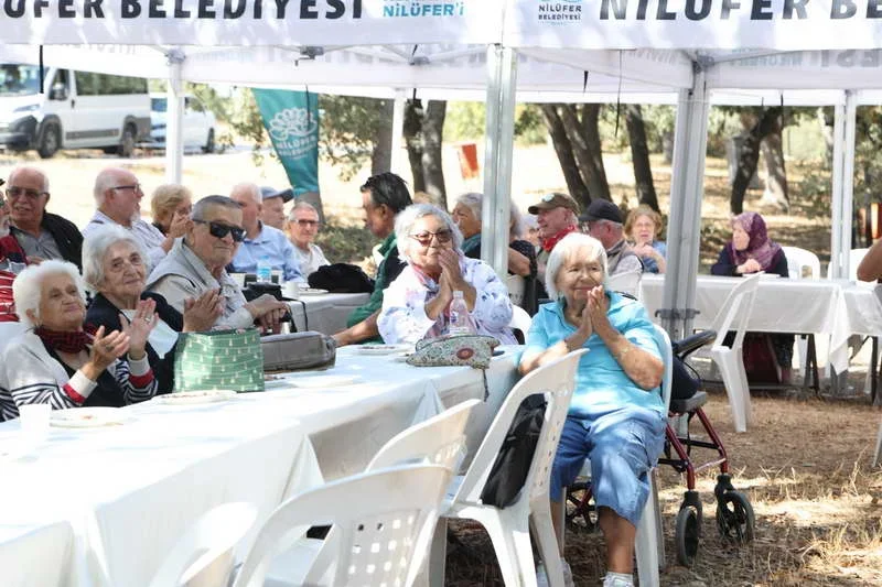 Nilüfer Belediyesi bünyesindeki huzurevlerinde kalan sakinler, Balat Atatürk Ormanı’nda düzenlenen