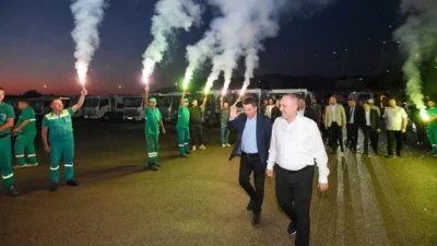Osmangazi Belediye Başkanı Erkan Aydın, kentin temizliği için günün ilk