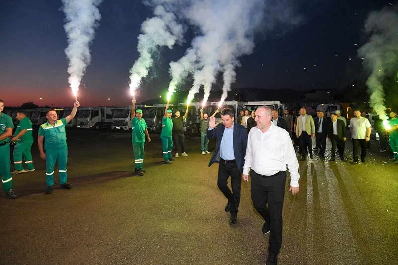 Osmangazi Belediye Başkanı Erkan Aydın, kentin temizliği için günün ilk