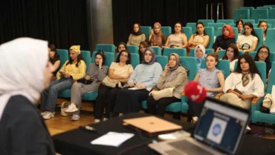 Okul öncesi eğitimin temel unsurlarından biri olan öğretmenlerin mesleki gelişimini
