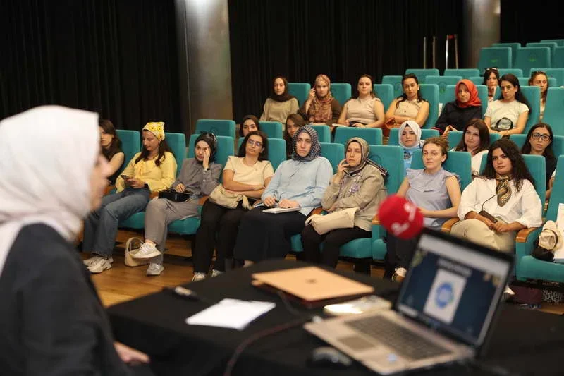 Okul öncesi eğitimin temel unsurlarından biri olan öğretmenlerin mesleki gelişimini