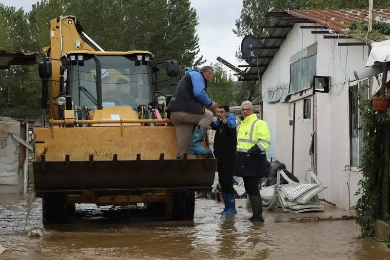 Mudanya Belediyesi ekipleri, sağanağın ardından Esence ve Yalıçiftlik mahallelerinde meydana