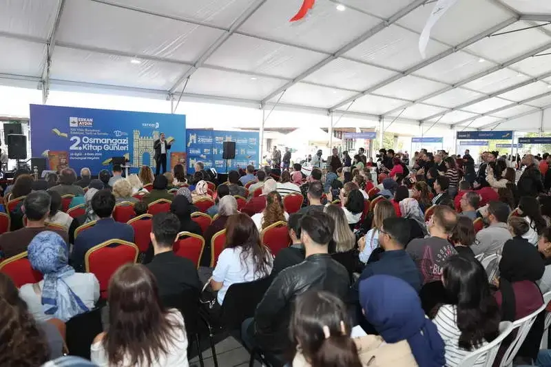 2.Osmangazi Kitap Günleri, kitapseverlerin yoğun ilgisiyle devam ediyor. Ünlü yazar