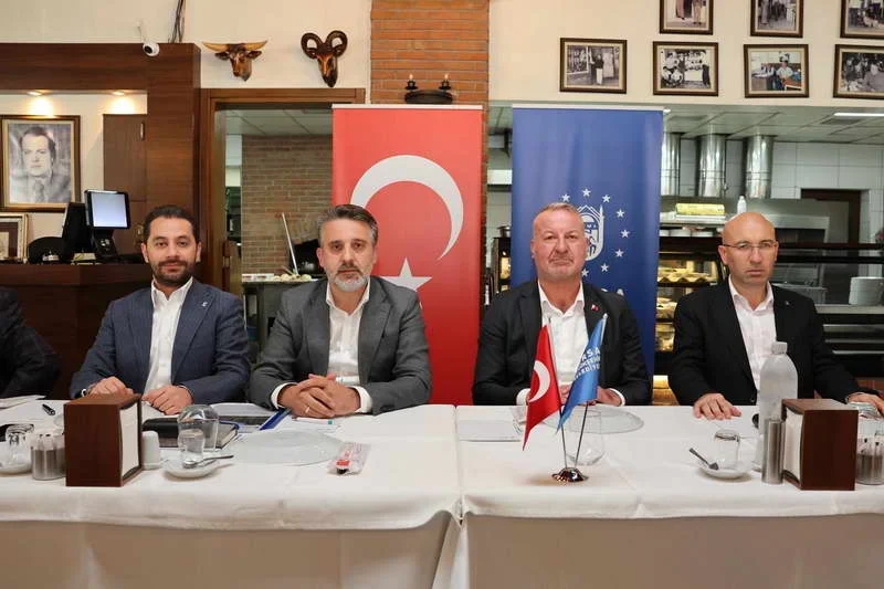 Bursa Büyükşehir Belediyesi Başkanvekili Şahin Biba, Karacabey ilçesinde muhtarlarla bir