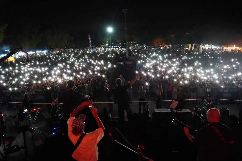 İkilem ve Zara’nın sahne aldığı final gecesinde Göl Kıyısı Festival