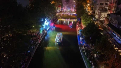 Kara ve nehir kortejiyle başlayan festival, 2–6 Eylül boyunca şehri