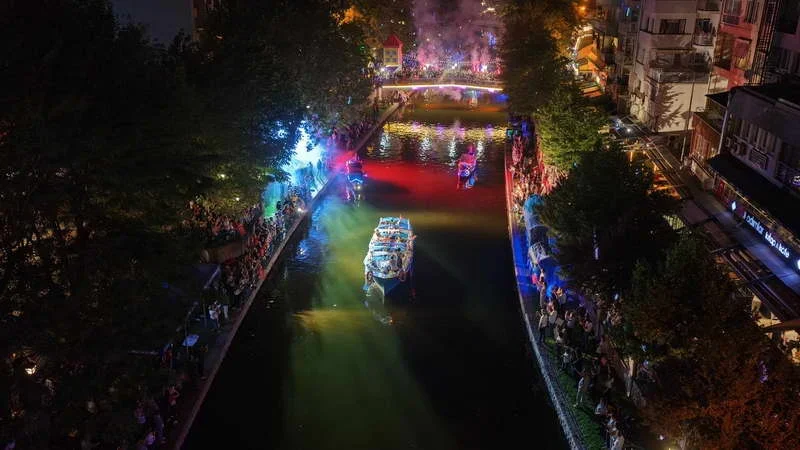 Kara ve nehir kortejiyle başlayan festival, 2–6 Eylül boyunca şehri