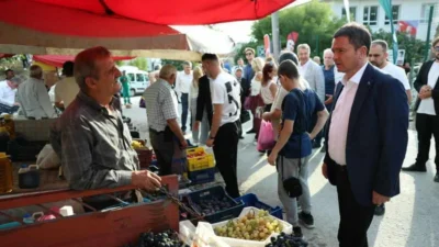 12.Osmangazi Karabalçık Üzüm Festivali’nde üreticilerin emekleri ödüllendirilirken, Osmangazi Belediye Başkanı