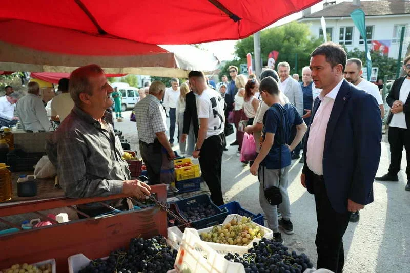 12.Osmangazi Karabalçık Üzüm Festivali’nde üreticilerin emekleri ödüllendirilirken, Osmangazi Belediye Başkanı