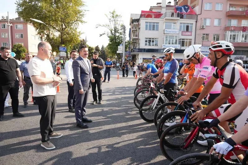 Yenişehir 11. Uluslararası Altın Biber Festivali kapsamında gerçekleştirilen bisiklet yarışında
