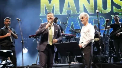 Binlerce kişinin katıldığı konserde Manuş Baba’nın şarkılarına alanı dolduran müzikseverler