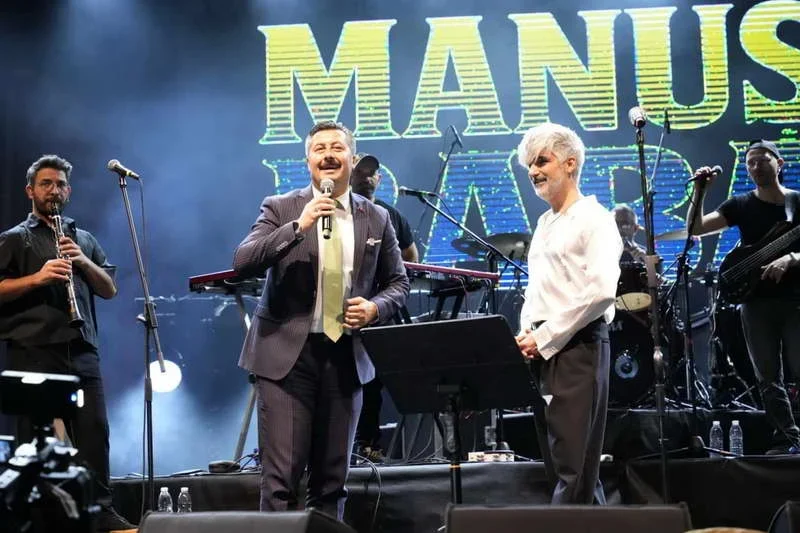 Binlerce kişinin katıldığı konserde Manuş Baba’nın şarkılarına alanı dolduran müzikseverler