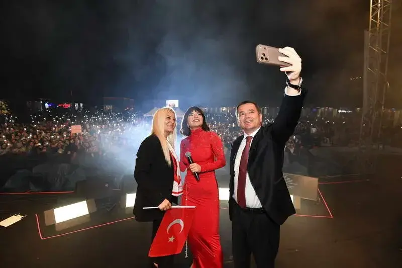 Osmangazi Belediyesi’nin 29 Ekim Cumhuriyet Bayramı etkinlikleri kapsamında Osmangazi Meydanı’nda