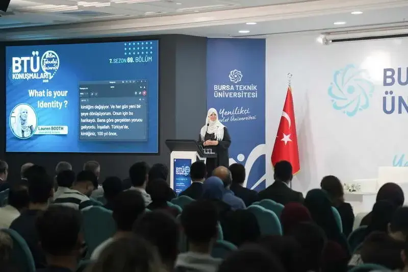 İngiliz gazeteci ve aktivist Lauren Booth, “What Is Your Identity?”