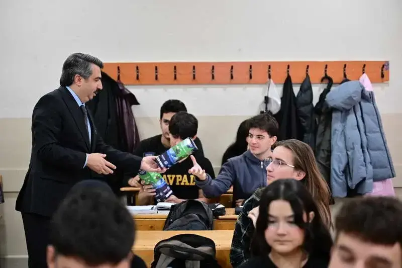Öğrencilerle sohbet eden Yıldırım Belediye Başkanı Oktay Yılmaz, gençlere eğitim