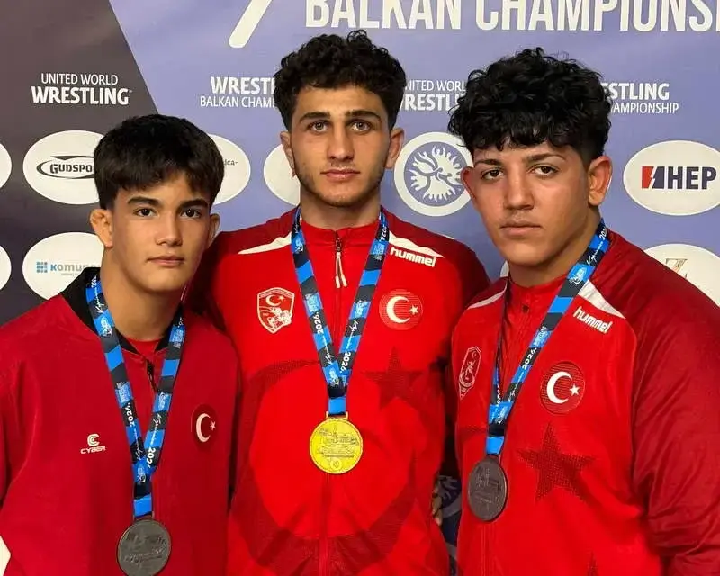 Bursa Büyükşehir Belediyespor Kulübü sporcuları, Hırvatistan'da gerçekleştirilen Yıldızlar Balkan Güreş