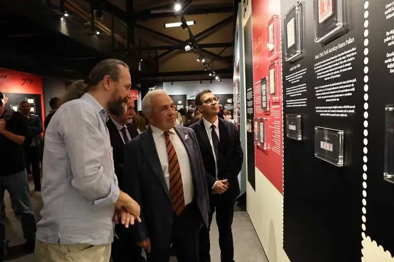 Posta ve haberleşme tarihine ışık tutan sergide, tarihi pulların yanı