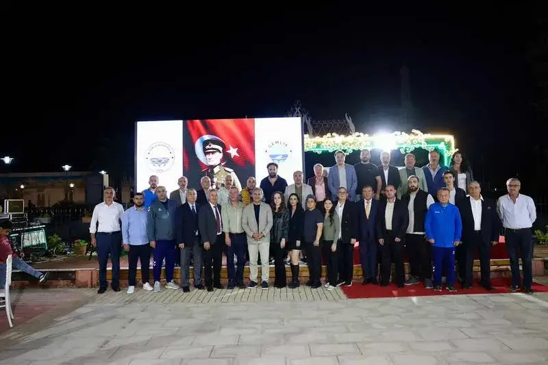 Gemlik Belediye Başkanı Şükrü Deviren antrenörlere ve ailelere seslenerek kulüp