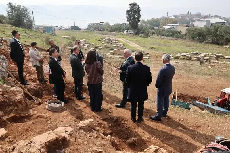 Gölyazı Tiyatro Alanı’nda incelemelerde bulunan Nilüfer Belediye Başkanı Şadi Özdemir,