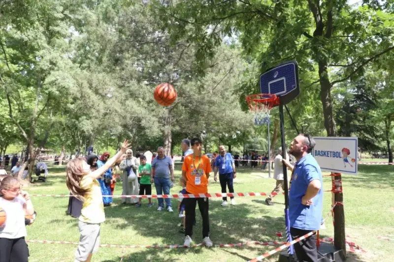 İnegöl Belediyesi, çocukların sporla iç içe bir gün geçirmesi amacıyla