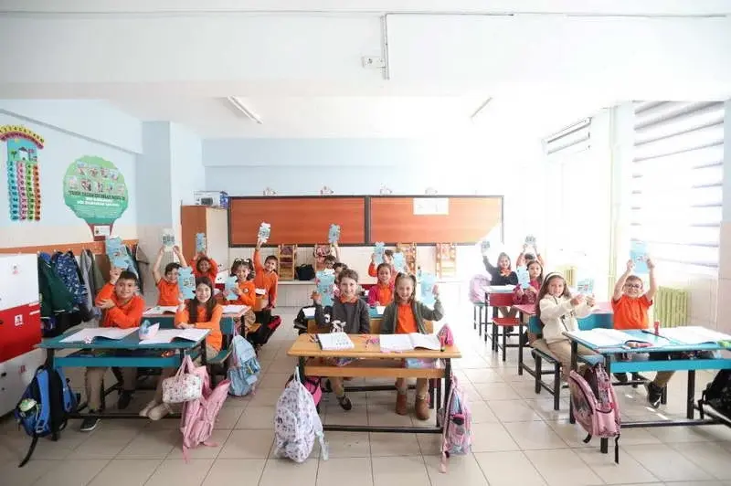 İnegöl'deki okullarda dağıtılan 27 bin kumbara ile çocukların fuar öncesinde