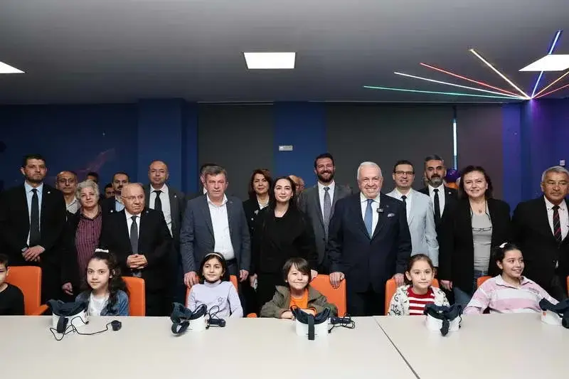 Sanal gerçeklikten artırılmış gerçekliğe, yapay zekâ uygulamalarından dijital eğitim ve
