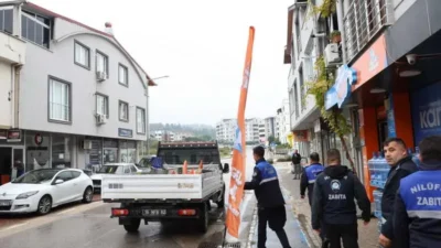 Nilüfer Belediyesi ekipleri; yaya, bisiklet ve engelli yollarını kapatan tabela,