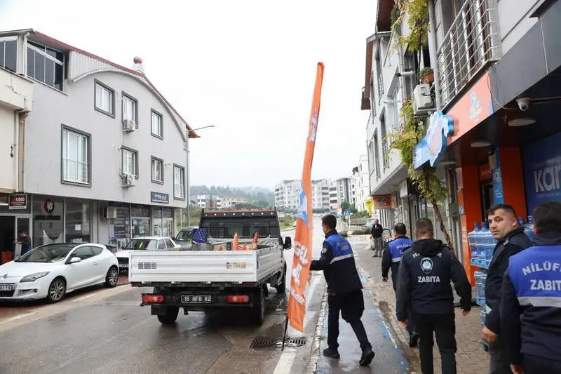 Nilüfer Belediyesi ekipleri; yaya, bisiklet ve engelli yollarını kapatan tabela,