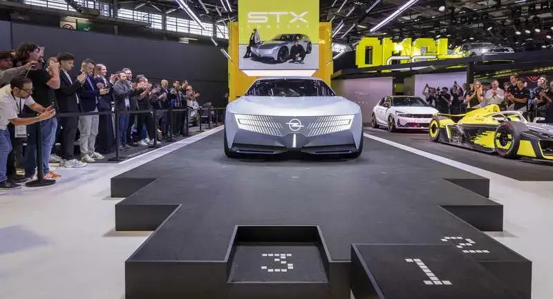 Opel STX Concept ve 800 Beygirin Üzerindeki Gücüyle GSE 27FE
