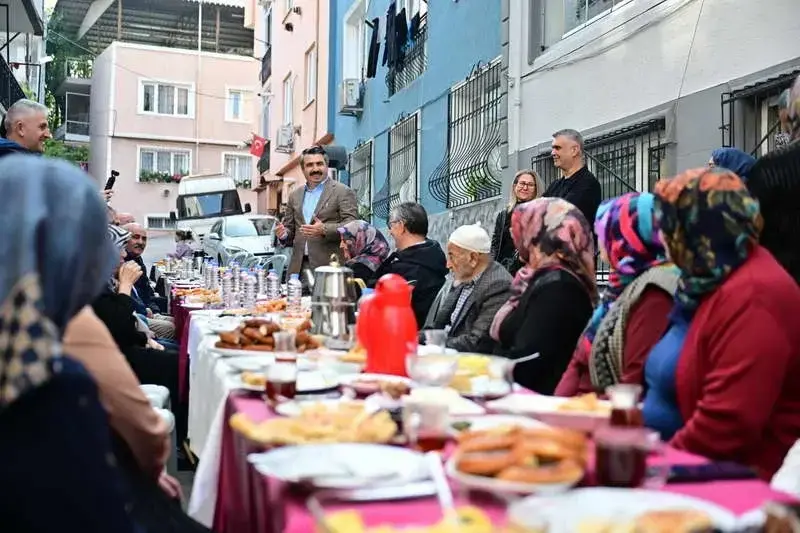 Piremir Mahallesi’nde kadınların kahvaltı davetini geri çevirmeyen Yıldırım Belediye Başkanı