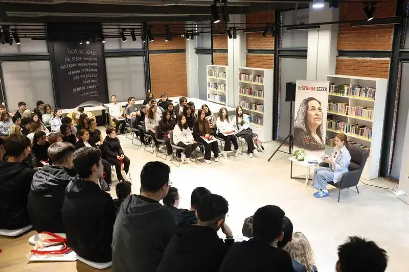 Nilüfer Belediyesi’nin “2026 Yılın Yazarı Sennur Sezer” etkinlikleri kapsamında oyuncu