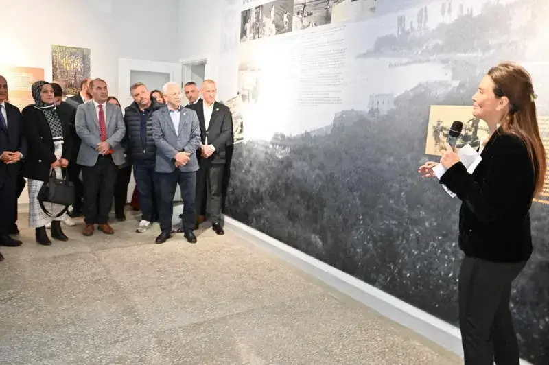 Gemlik’in Küçükkumla Köyü yolunda bulunan tarihi ilkokul binası, Türk heykel