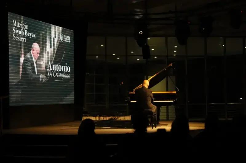 Bursa Büyükşehir Belediyesi tarafından düzenlenen ‘Müziğin Siyah Beyaz Sesleri’ konserinde
