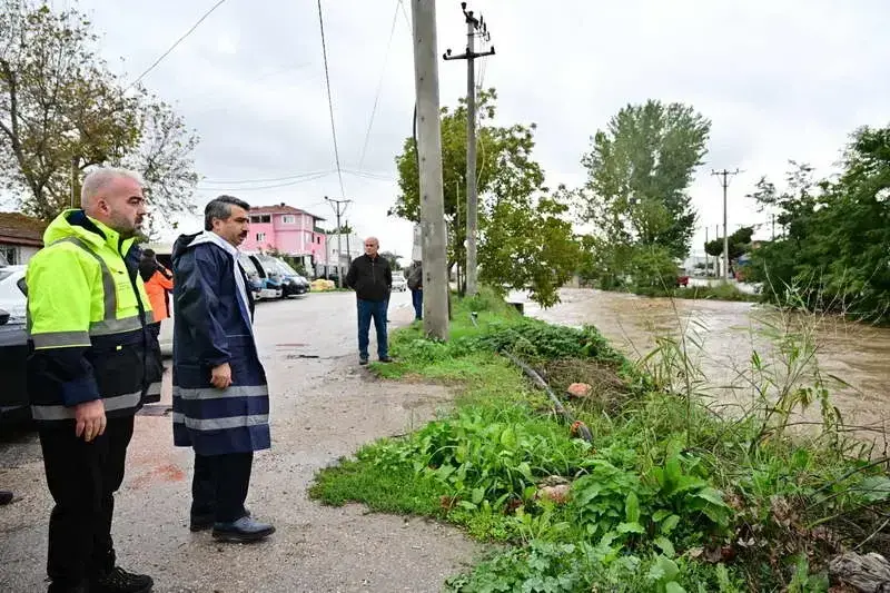 Yıldırım Belediye Başkanı Oktay Yılmaz, yağıştan etkilenen bölgelerde incelemelerde bulundu.